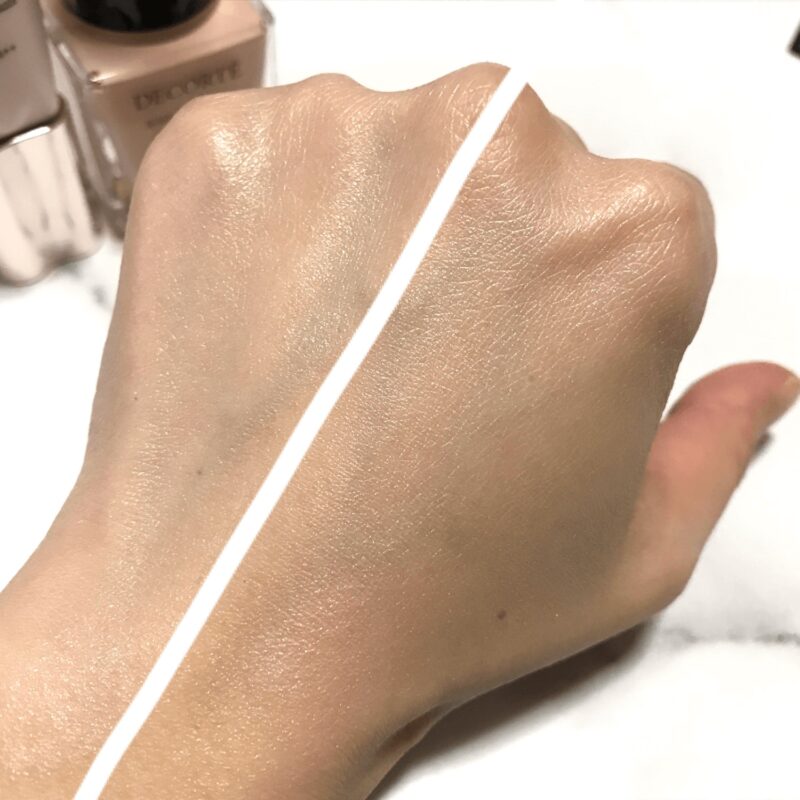 手の甲の左にフローレススキングロウライザー、右にロージーグロウライザーを塗ってツヤを比較しています。