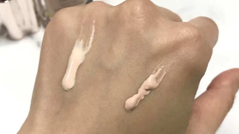 手の甲の左にフローレススキンを出して、右にロージーグロウライザーを出して色味を比較しています。