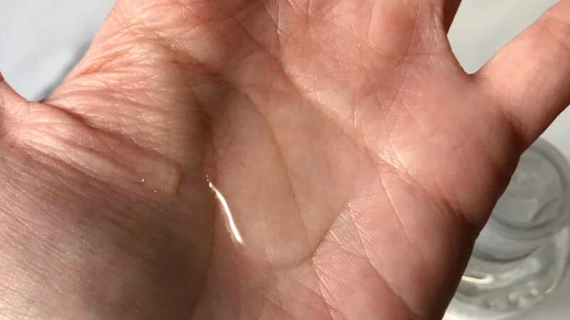 雪肌精クリアウェルネスのピュアコンクSSを手に出してテクスチャーを見せています。