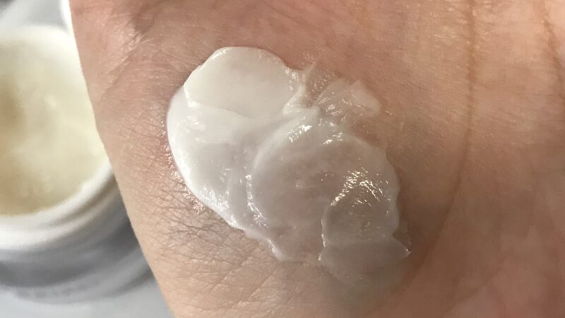 雪肌精クリアウェルネスのオーバーナイトクリームを塗り広げてテクスチャーを見せています。