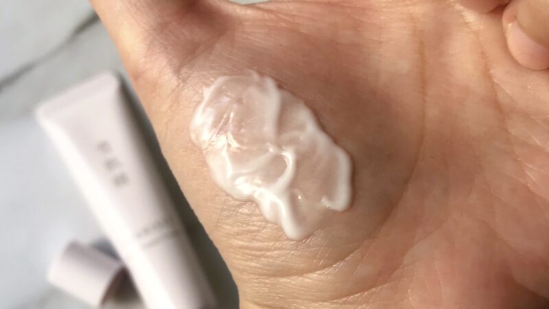 雪肌精クリアウェルネスのモイストリペアクリームを塗り広げてテクスチャーを見せています。