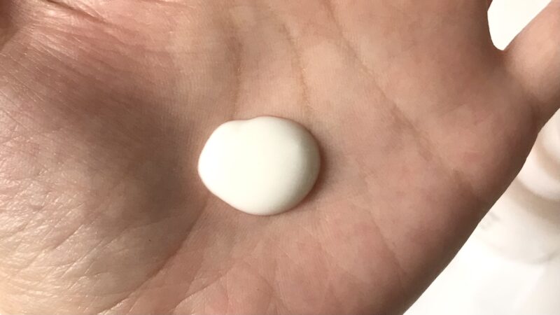 雪肌精クリアウェルネスのモイストリペアミルクを手に出したところです。