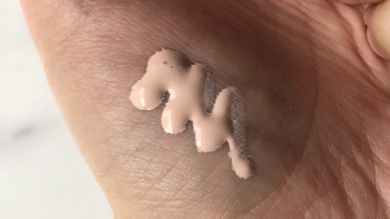 雪肌精みやび　モデリングカラーデザイナーセラムプライマーの色を見せています。