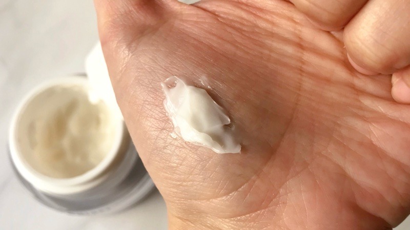 雪肌精クリアウェルネス オーバーナイトクリームを手に出しています。