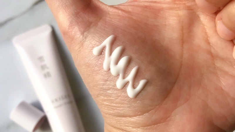 雪肌精クリアウェルネス モイストリペアクリームを手に出しています。