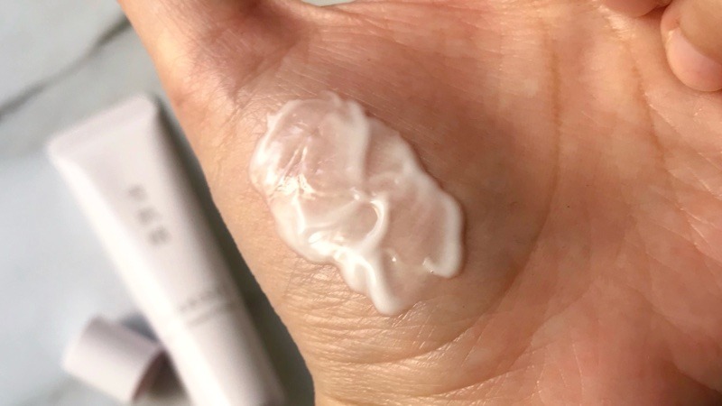 雪肌精クリアウェルネス モイストリペアクリームを肌に伸ばしてテクスチャーを見せています。
