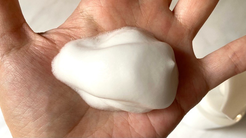 雪肌精クリアウェルネス ジェントルウォッシュを手に出して泡の滑らかさを見せています。
